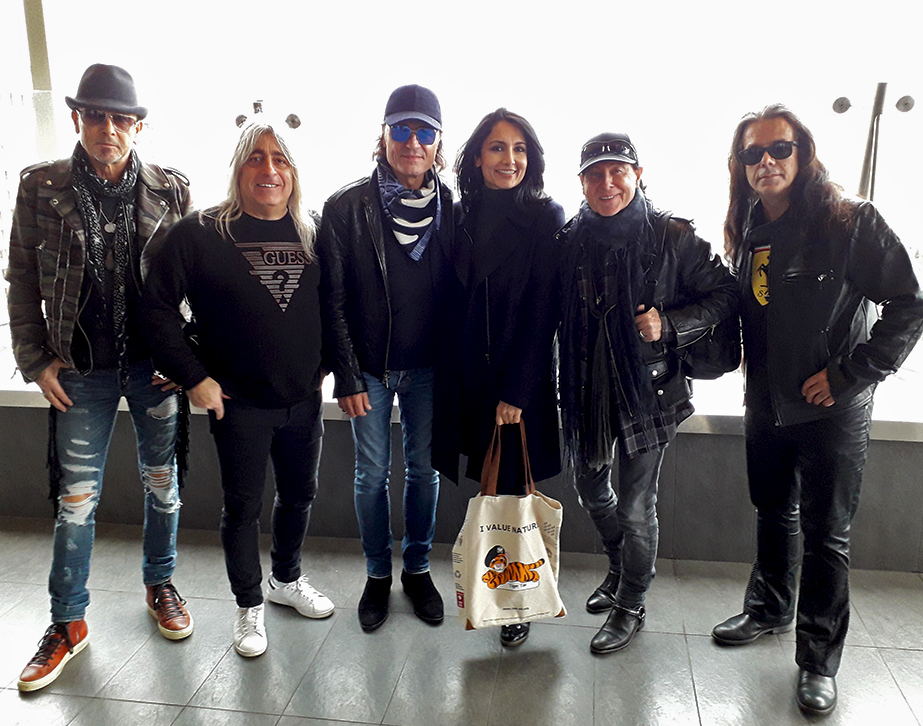 Scorpions, Renu & Tote 2 The Scorpions Band with Real Aid founder Renu Mehta and Tiger Tim Tote Bag
